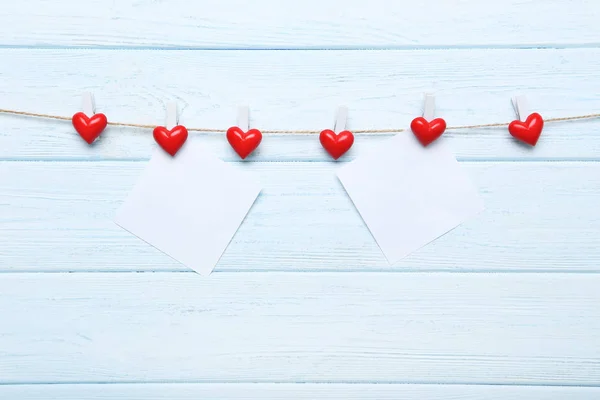 Boş Kağıtları Kırmızı Kalpler Iple Asılı — Stok fotoğraf