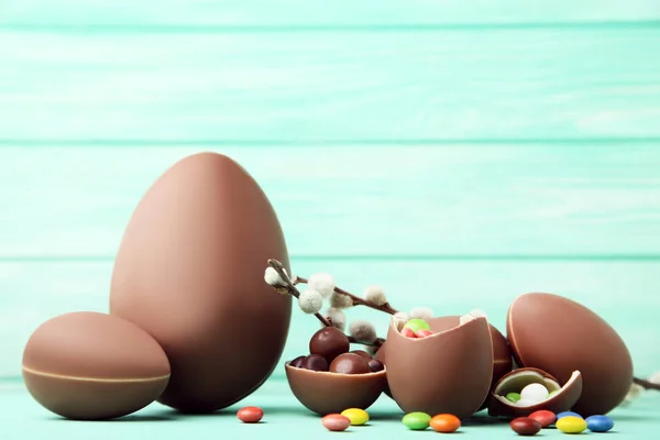 Шоколадные Пасхальные Яйца Красочными Конфетками Фоне Мяты — стоковое фото