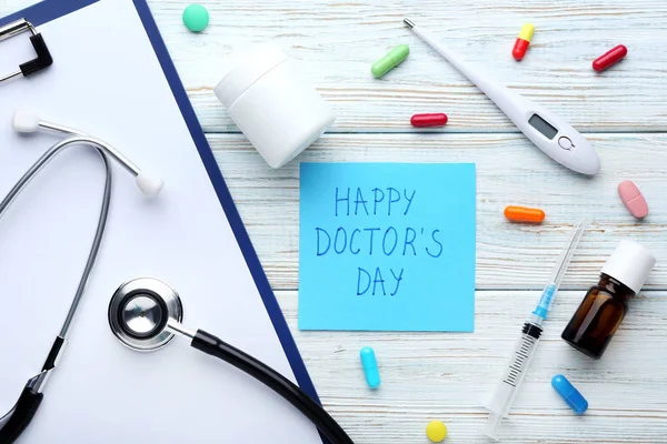 Iscrizione Happy Doctors Day Con Pillole Stetoscopio Termometro — Foto Stock