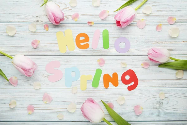 Lale çiçek ahşap masa üzerinde yazıt Merhaba yaylı