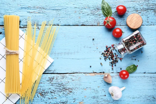 Esparguete Não Cozido Com Tomate Alho Folhas Manjericão Mesa Madeira — Fotografia de Stock