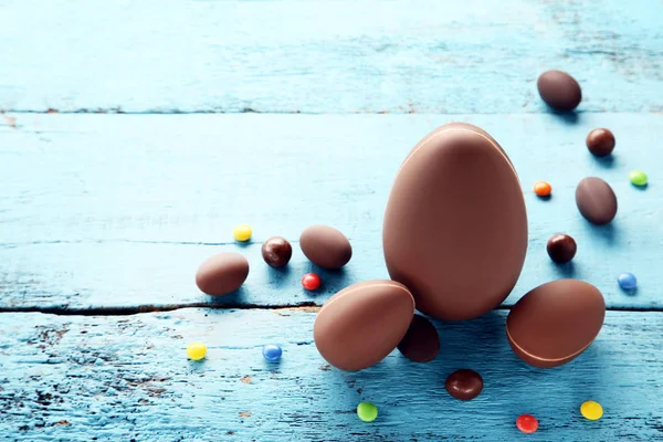 Uova Pasqua Cioccolato Sul Tavolo Legno Blu — Foto Stock