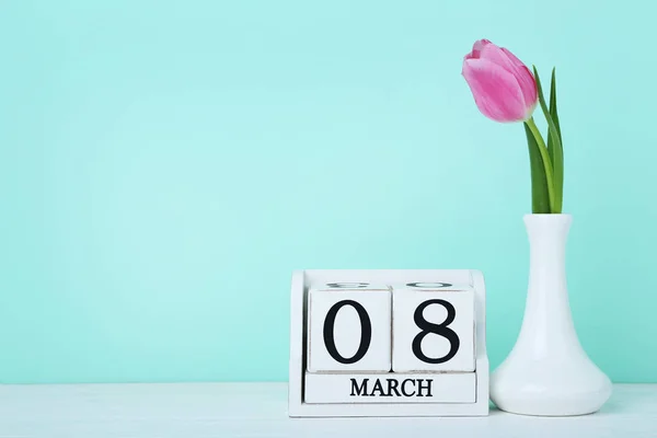Tulipano Viola Con Cubi Calendario Tavolo Legno — Foto Stock