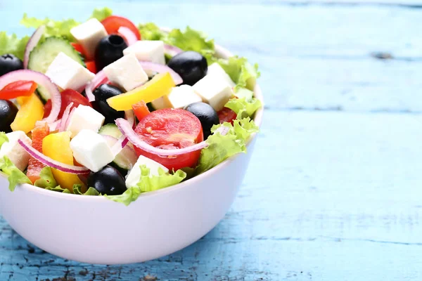 Groente Salade Kom Blauwe Houten Tafel — Stockfoto