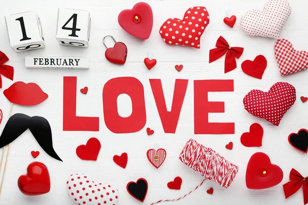Ahşap Masa Üzerinde Kırmızı Beyaz Kalpler Sevgiyle Yazıt — Stok fotoğraf