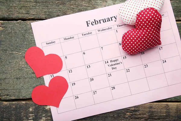 Corazones Rojos Con Calendario Febrero Mesa Madera — Foto de Stock