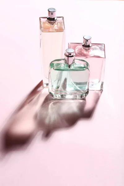 粉色背景的香水瓶 — 图库照片