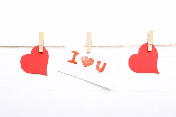 Papier Avec Texte Love You Accroché Sur Fond Blanc — Photo