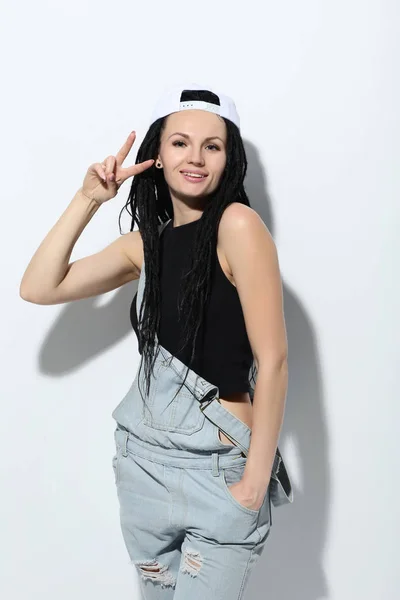 Jonge Vrouw Met Dreadlocks Mode Kleding Witte Achtergrond — Stockfoto