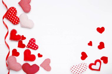 Beyaz ahşap masa Valentine Kalpler