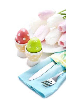 Paskalya yumurtaları ve beyaz zemin üzerine Lale çiçek ile mutfak bıçakları