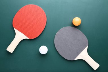 Yeşil renkli topları ile masa tenisi raketi