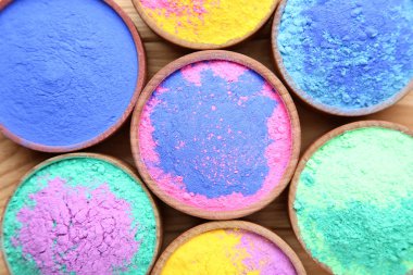 Renkli holi toz kase kahverengi ahşap tablo