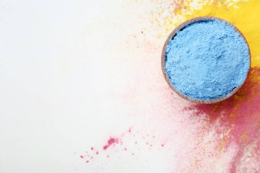 Beyaz arkaplanda renkli Holi tozu