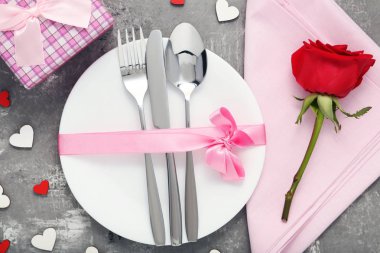 Ahşap masa üzerinde beyaz plaka ile mutfak bıçakları