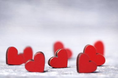 Gri arka plan üzerinde kırmızı ahşap kalpler