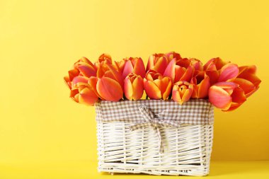 Sepette sarı zemin üzerine lale buketi