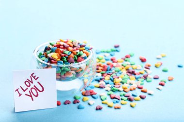Renkli kalp şeklinde çikolata cam kase word ile ı Love You kağıt üzerinde