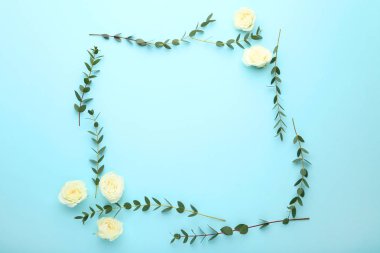 Gül çiçekleri ve sapları mavi zemin üzerine yeşil yaprakları ile