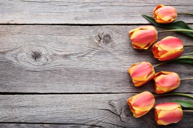 Gri ahşap masa üzerinde Lale buketi