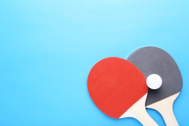 Masa Tenisi raketi topu mavi arka plan ile