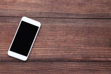 Kahverengi ahşap masa üstünde Smartphone