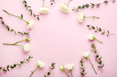 Beyaz çiçek yeşil yaprakları ile pembe gül