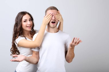 Gri arka planda mutlu genç çift