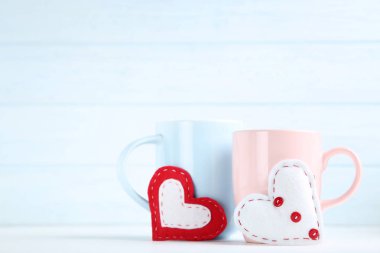 Kumaş kupa bardak ahşap tablo