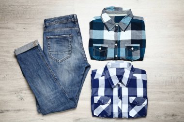 Gömlek ve pantolon ahşap masa üzerinde katlanmış