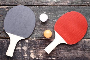Gri ahşap masa topları ile masa tenisi raketi