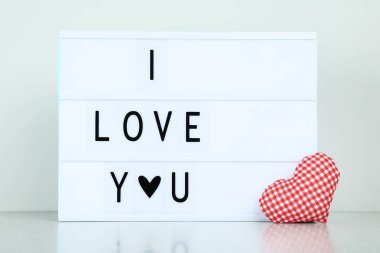 Lightbox ile ı Love You gri arka plan üzerine sözler
