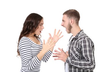 Genç çift beyaz arka plan üzerinde tartışıyor