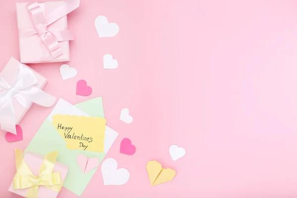 Beschriftung Glücklicher Valentinstag Mit Geschenkschachteln Und Umschlag Auf Rosa Hintergrund — Stockfoto