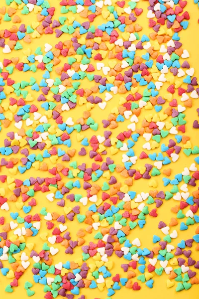 Sprinkles Sarı Arka Plan Üzerinde Renkli Kalp Şeklinde — Stok fotoğraf