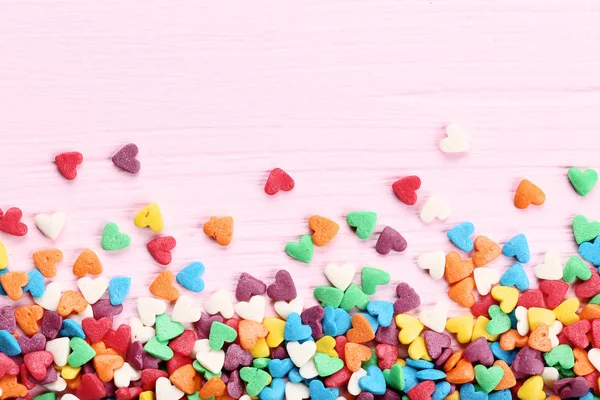 Pulverizadores Coloridos Forma Coração Mesa Madeira Rosa — Fotografia de Stock