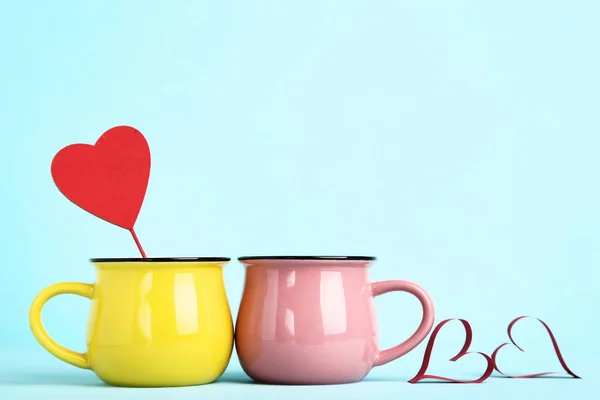 Coloridas Tazas Con Corazón Rojo San Valentín Sobre Fondo Azul —  Fotos de Stock