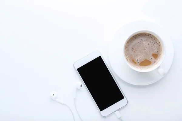 Smartphone Avec Écouteurs Tasse Café Sur Fond Blanc — Photo