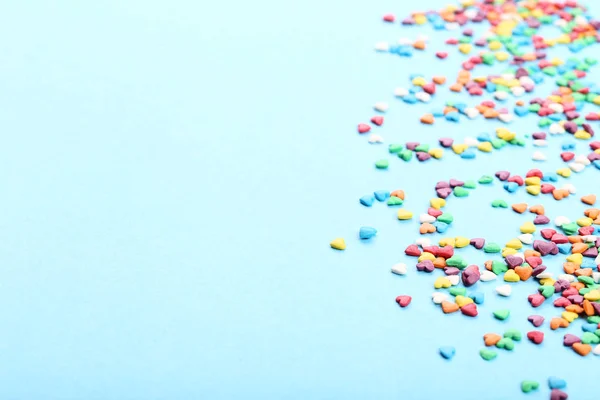Sprinkles Mavi Arka Plan Üzerinde Renkli Kalp Şeklinde — Stok fotoğraf