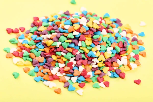 Sprinkles Sarı Arka Plan Üzerinde Renkli Kalp Şeklinde — Stok fotoğraf