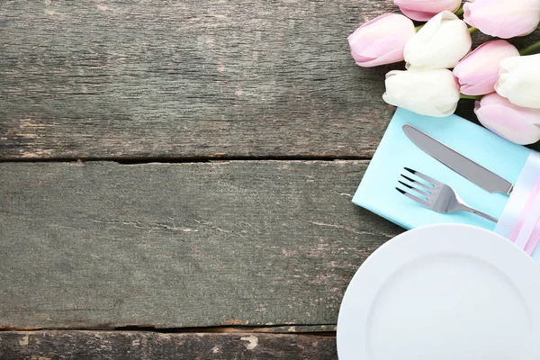 Mutfak bıçakları ile ahşap masaya plaka ve Lale çiçek
