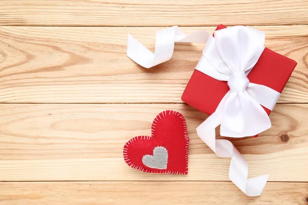 Corazón Tela Roja Con Caja Regalo Mesa Madera Marrón — Foto de Stock