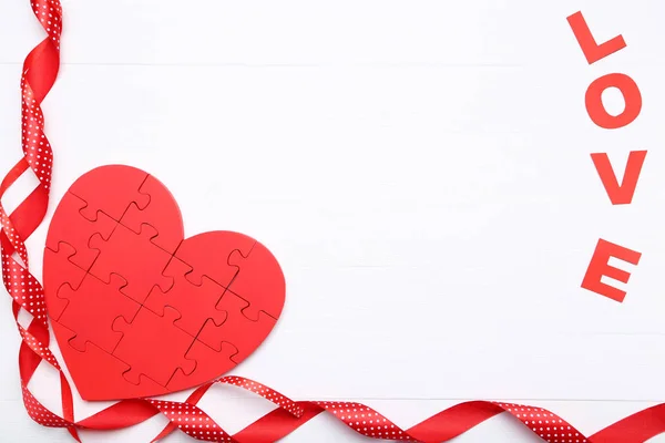 Puzzle Corazón Con Cinta Palabra Amor Sobre Mesa Madera Blanca — Foto de Stock