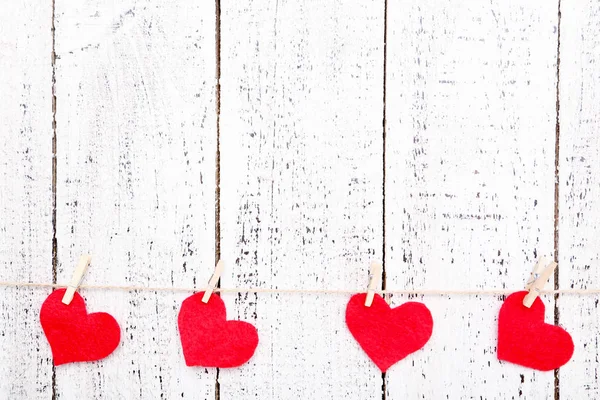 Malé Červené Srdce Zavěšené Dřevěné Pozadí — Stock fotografie