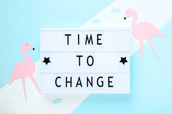 Lightbox Kelimelerle Zaman Değiştirmek Için Kağıt Flamingolar Ile Renkli Arka — Stok fotoğraf