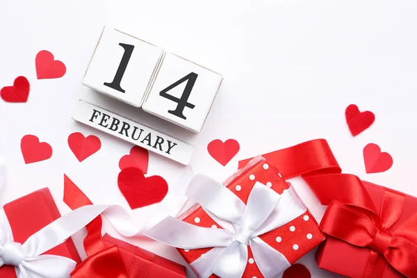 バレンタイン ハートのギフト ボックスと白い背景の上の木製カレンダー — ストック写真