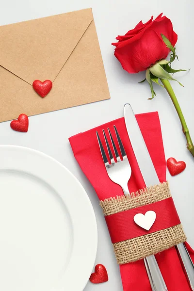 Küchenbesteck Mit Teller Umschlag Und Roter Rose Auf Grauem Hintergrund — Stockfoto