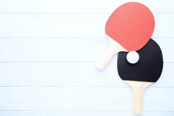 Raquetas Tenis Mesa Con Pelota Sobre Mesa Madera — Foto de Stock