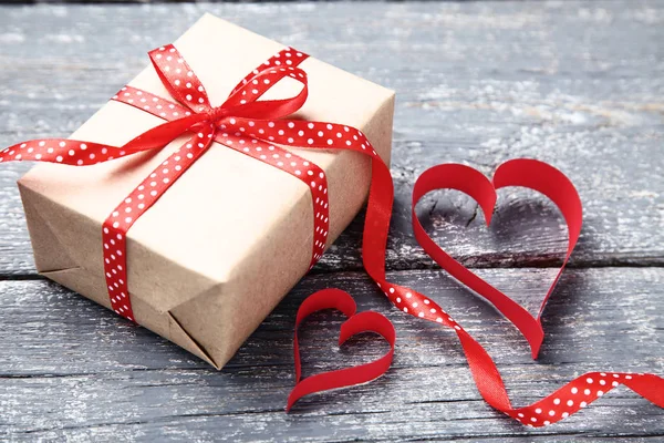 Confezione Regalo Con Fiocco Nastro Cuori Carta Tavolo Legno Grigio — Foto Stock