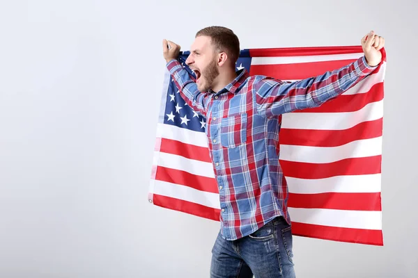 Jonge Man Met Een Amerikaanse Vlag Grijze Achtergrond — Stockfoto